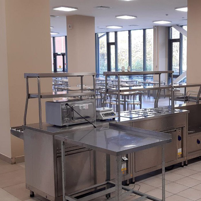 Нас накормит Красноярск администрация Иркутска проиграла суд по школьному питанию Арбитражный суд Иркутской области поддержал решение иркутского УФАС о признании нарушения при проведении закупок на оказание услуг общественного питания для обучающихся в школах города Красноярская компания Краспит выиграла электронные торги по определению подрядчика для обеспечения питанием учащихся в 29 иркутских школах но не смогла приступить к исполнению условий муниципальных контрактов так как по ее словам представителей компании не пустили в школы Общая сумма по девяти контрактам составила 403 2 млн рублей Компания Краспит обратилась в Арбитражный суд указав на неправомерные действия комиссии по осуществлению закупок комитета по экономике и стратегическому планированию администрации Иркутска В ходе проверки сотрудники УФАС установили что конкурсная комиссия необоснованно отклонила договоры представленные заявителем в подтверждение опыта Региональное управление ФАС признало это нарушением Суд поддержал выводы антимонопольного органа