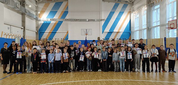 В Магадане проходят детско юношеское первенства Магаданской области по классическим и быстрым шахматам блицу и шахматной композиции Спортивный зал Инженерной школы вместил более 70 участников а в перерывах между партиями ребята в просторном коридоре играют в настольный теннис и раскрашивают шахматные картинки Чемпионами области по шахматам стали До 9 лет Кылычбекова Айша и Абдугапаров Билал До 11 лет Гусейнова Эллина и Гилев Дамир До 13 лет Бадараева Дарья и Пашин Кирилл До 15 лет Гладцинова Вера и Бабуев Аюр До 17 лет Бажан Анастасия и Дамбаев Алдар До 19 лет Заболотная Софья и Кузаков Лев Шахматная композиция До 9 лет Кылычбекова Айша и Абдугапаров Билал До 11 лет Гусейнова Эллина и Дацко Дмитрий До 13 лет Падалко Варвара и Фёдоров Денис До 15 лет Ярошук Елизавета и Попов Андрей До 17 лет Чайка Софья и Афендулов Максим До 19 лет Заболотная Софья Мария Затонских