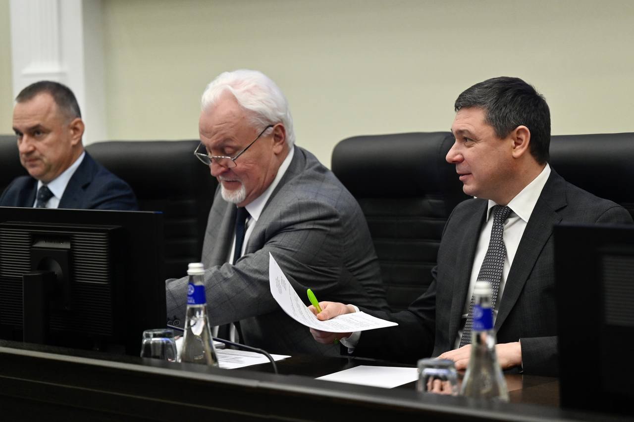 19 декабря депутаты Тамбовской областной Думы одобрили проект бюджета региона на предстоящие три года и приняли новые решения по поддержке участников СВО Законопроекты внес на рассмотрение в облдуму глава региона Евгений Первышов В первом чтении принят законопроект об определении числа рабочих мест для трудоустройства ветеранов СВО Интересная работа с достойной зарплатой и хорошим коллективом важная часть возвращения наших ребят к мирной жизни Благодарю депутатский корпус за поддержку и совместную работу на благо всех жителей Тамбовской области написал в своих социальных сетях Евгений Первышов Предлагается установить нормы для трудоустройства бывших участников специальной военной операции на предприятиях со среднесписочной численностью работников от 36 до 100 человек 1 от 100 и более 3 от среднесписочной численности Фото Павел Васильев Наши новости в MAX