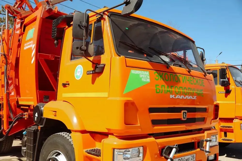 Амурская область купила новые мусоровозы после жалоб губернатору У организаций ответственных за вывоз мусора нет возможности самостоятельно закрыть дефицит техники В Амурскую область поступили три современных мусоровоза Спецтехника стоимостью более 28 миллионов рублей закуплена за счет областного бюджета и передана в аренду региональным операторам Поручение об этом дал губернатор Василий Орлов после жалоб жителей на нерегулярный вывоз мусора Представители региональных операторов пояснили что проблема возникает из за нехватки техники Самостоятельно закупить машины в нужном количестве у организаций нет возможности Ключи от новой спецтехники передали 14 апреля на территории мусороперерабатывающего комплекса БлагЭко Машины получили компания Полигон которая обслуживает Благовещенск а также Тамбовский Ивановский и Благовещенский округа и компания САХ работающая на территории Свободного и в центральных районах региона Современный мусоровоз с боковой загрузкой передали новому региональному оператору компании Спецэкосервис Она работает в Октябрьском Белогорском Серышевском и Ромненском округах Техника произведена в Нижегородской области Рассчитываем что пополнение автопарка позволит организациям повысить качество услуг по вывозу отходов и улучшить экологическое состояние территорий Новые машины помогут разгрузить самые проблемные участки отметил директор ГБУ Экология Сергей Чапаев Спецмашины появились в регионе благодаря национальному проекту Экологическое благополучие В министерстве природных ресурсов Амурской области сообщили что до конца года планируется приобрести и передать в аренду регоператорам еще три машины Фото mpr amurobl ru ТЕЛЕПОРТ РФ здесь все об Амурской области  Мы в МАХ  Написать нам