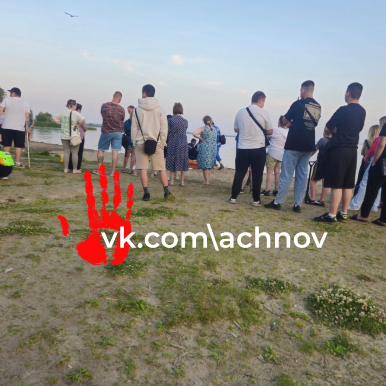 На озере Смолино в Челябинске утонул ребенок Инцидент случился на пляже в районе Дворца культуры ЧТПЗ. По словам очевидцев, когда они подошли к месту происшествия, ребенка уже пытались реанимировать. Спасательные мероприятия продолжались около 30 минут, однако все усилия оказались тщетными. Как отметил один из свидетелей, в итоге для тела принесли черный пакет. Погибшим является мальчик, возраст которого, на вид, составлял 12-13 лет. В Главном управлении МЧС России по Челябинской области подтвердили поступление вызова о несчастном случае с ребенком мальчиком на пляже. На место происшествия незамедлительно выехали специалисты Челябинской городской службы спасения. На месте работали спасатели.