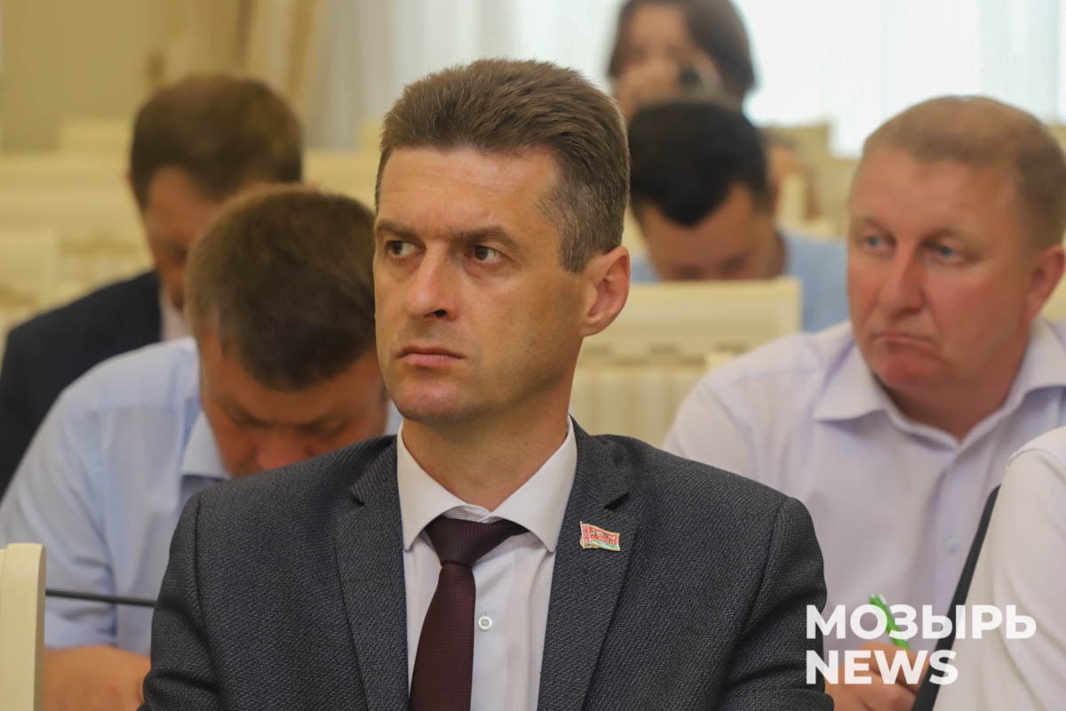 С почином! Старт уборочной кампании в области официально дан на мозырской земле Областной семинар по готовности к зерноуборочной кампании с участием председателя Гомельского облисполкома Ивана Крупко, председателя Мозырского райисполкома Елены Павлечко собрал на мозырской земле руководителей районов и специалистов агросектора со всей области. В центре внимания – технология уборки озимого ячменя, прессование соломы, организация работы по свозке соломы и лущению стерни. Подробности на сайте МОЗЫРЬ NEWS.