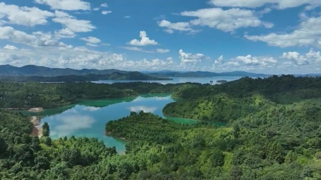 Вице премьер Госсовета КНР Китай готов к совместной работе по вопросам климата Вице премьер Госсовета КНР Дин Сюэсян выступил на Климатическом саммите ООН который проходит в эти дни в бразильском Белене Он заявил что Китай добился выдающихся результатов в реализации национальных целей по климату на период до 2030 года а также представил новые задачи до 2035 года Они затрагивают все сферы социально экономического развития и впервые устанавливают целевой показатель по абсолютному сокращению выбросов что свидетельствует о твердой решимости совершить всесторонний зеленый переход Дин Сюэсян также выдвинул три предложения по содействию глобальному устойчивому развитию Страны должны придерживаться тренда на переход к зеленой низкоуглеродной экономике координируя цели национального развития с мерами по защите окружающей среды Следует выполнять обязательства по борьбе с изменением климата при этом подход должен быть дифференцированным ведущую роль в сокращении выбросов и финансировании экологических программ должны взять на себя развитые страны Необходимо углублять открытость и укреплять международное сотрудничество в области зеленых технологий устраняя торговые барьеры для свободного обращения экологически чистых продуктов и решений В завершение речи политик призвал к совместной работе над продвижением зеленого развития и достижением гармонии между обществом и природой Китайская Панорама