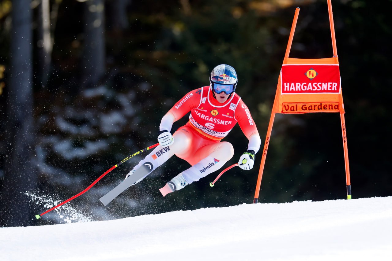 Швейцарский горнолыжник Франьо фон Алльмен стал первым чемпионом Олимпийских игр 2026 фон Алльмен победил в дисциплине Скоростной спуск Серебро и бронзу завоевали итальянские горнолыжники Джованни Франдзони и Доминик Парис проигравшие победителю 0 2 и 0 5 секунды
