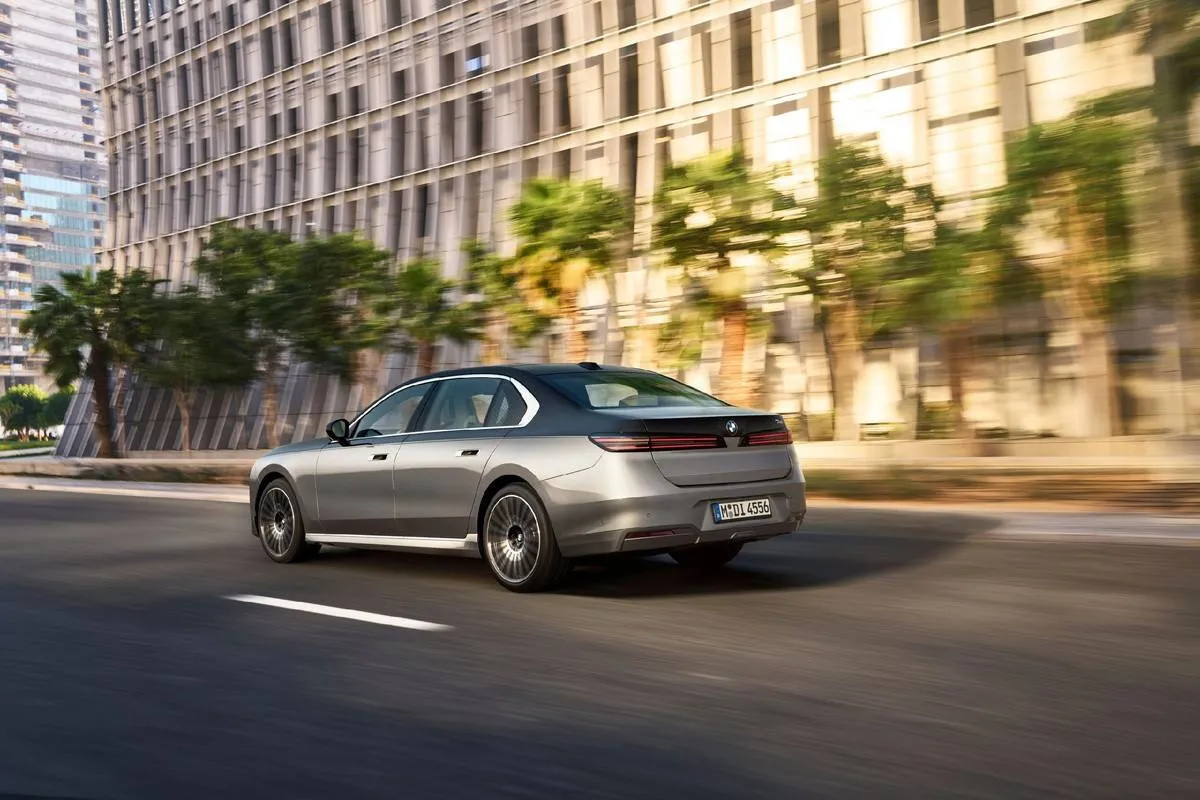 BMW заявила что не откажется от производства седанов и представила новую семерку Машина разгоняется от 0 до 100 км ч за з3 5 секунды все версии на ДВС с 8 ступенчатым автоматом мощность по версиям от 286 до 400 лошадей Панорамный проекционный дисплей на лобовом стекле голосовой помощник с использованием ИИ выдвижной экран 36 динамиков и др Базовая модель 7 й серии стоит свыше 99 тыс а более мощная версия i7 M70 EV до 168 тыс Подробнее