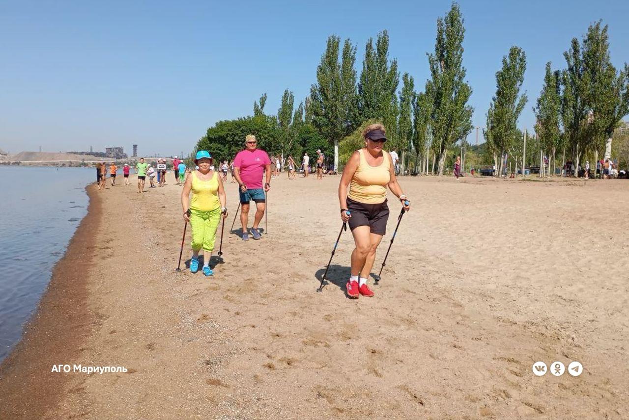В июне мариупольцы смогут приобщиться к различным видам спорта   Городской округ активно включился в проведение акции «Месячник спорта», которую инициировал Глава Республики Денис Пушилин.  Как сообщили в отделе физической культуры, спорта и туризма АГО Мариуполь, уже в июне горожан ждут более десятка разнообразных спортивных мероприятий:  Это – занятия физкультурой на открытом воздухе, открытые тренировки по северной ходьбе, пляжному волейболу и шахматам, мастер-классы по регби и танцевальному спорту. А ко Дню России пройдет открытый кубок по пляжному волейболу среди ветеранов.   Специалисты отдела добавили, что каждый мариуполец обязательно найдет спортивное мероприятие по душе и сможет попробовать себя в новом виде физической активности.