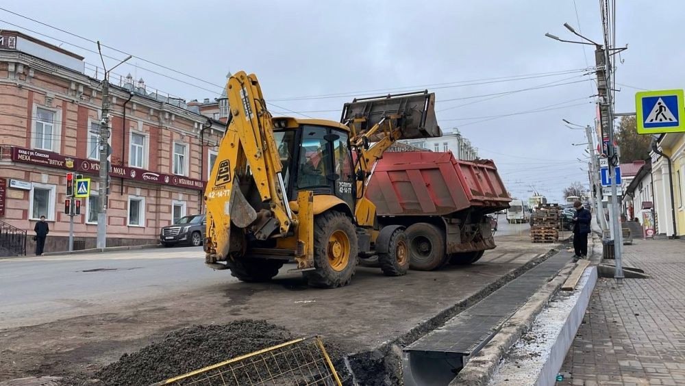 На улице Ленина монтируют систему водоотведения. Её протяжённость составит около 80 метров  Работы идут на участке от Московской до Герцена, уточнили в администрации Кирова. Здесь устанавливают бетонные лотки с решётками, чтобы талая и дождевая вода не попадала на тротуар с проезжей части. Работы завершатся на следующей неделе.