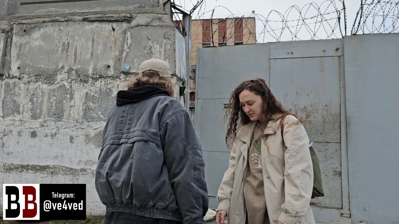 Уральская художница Алиса Горшенина заявила о вынужденном отъезде из России По словам тагильчанки, ей пришлось это сделать «против своей воли» из-за преследования со стороны государства. Вы все были свидетельницами и свидетелями печальных событий моей жизни, и я сейчас не только про недавний арест и штрафы, так вот, всё это привело к тому, что сейчас я, против своей воли, нахожусь не в России. И это, безусловно, один из худших раскладов, который только можно было вообразить. Для меня это большое горе, которое невозможно выразить словами. — написала она в соцсетях. В какую страну уехала Горшенина, она не уточнила. Алису Горшенину в 2022 году штрафовали на 35 тысяч рублей по статье о дискредитации использования армии за пикет с белой розой в руках. В 2025 её снова оштрафовали по той же статье за события 2022 года — на этот раз на 45 тысяч рублей за пост в соцсетях от 24 февраля 2022 года. Кроме того, в этом году её дважды наказали за один и тот же пост про ЛГБТ — сначала арестовали на 10 суток по статье о демонстрации запрещённой символики за радужный флаг, а затем оштрафовали на 100 тысяч рублей по статье о пропаганде нетрадиционных отношений за текстовое содержание поста. В 2024 году после доносов активистов отменяли выставки Горшениной и её мастер-класс в Ельцин-центре. Сейчас Горшенина говорит, что надеется найти материальную помощь. «В моём распоряжении чемодан летних вещей и небольшие запасы денег, которые я откладывала на ремонт своей любимой квартиры в Нижнем Тагиле. Я живу так уже несколько месяцев, и на долго этого не хватит, так как повторюсь — мой уезд не был запланирован, и не был моим решением. В ближайшие дни я опубликую пост со ссылками на все галереи, где можно приобрести мои работы», — пишет художница. «международное общественное движение "ЛГБТ"» признано в России экстремистской организацией и запрещено. Телеграм-канал Поддержать Подписаться Прислать новость 18+
