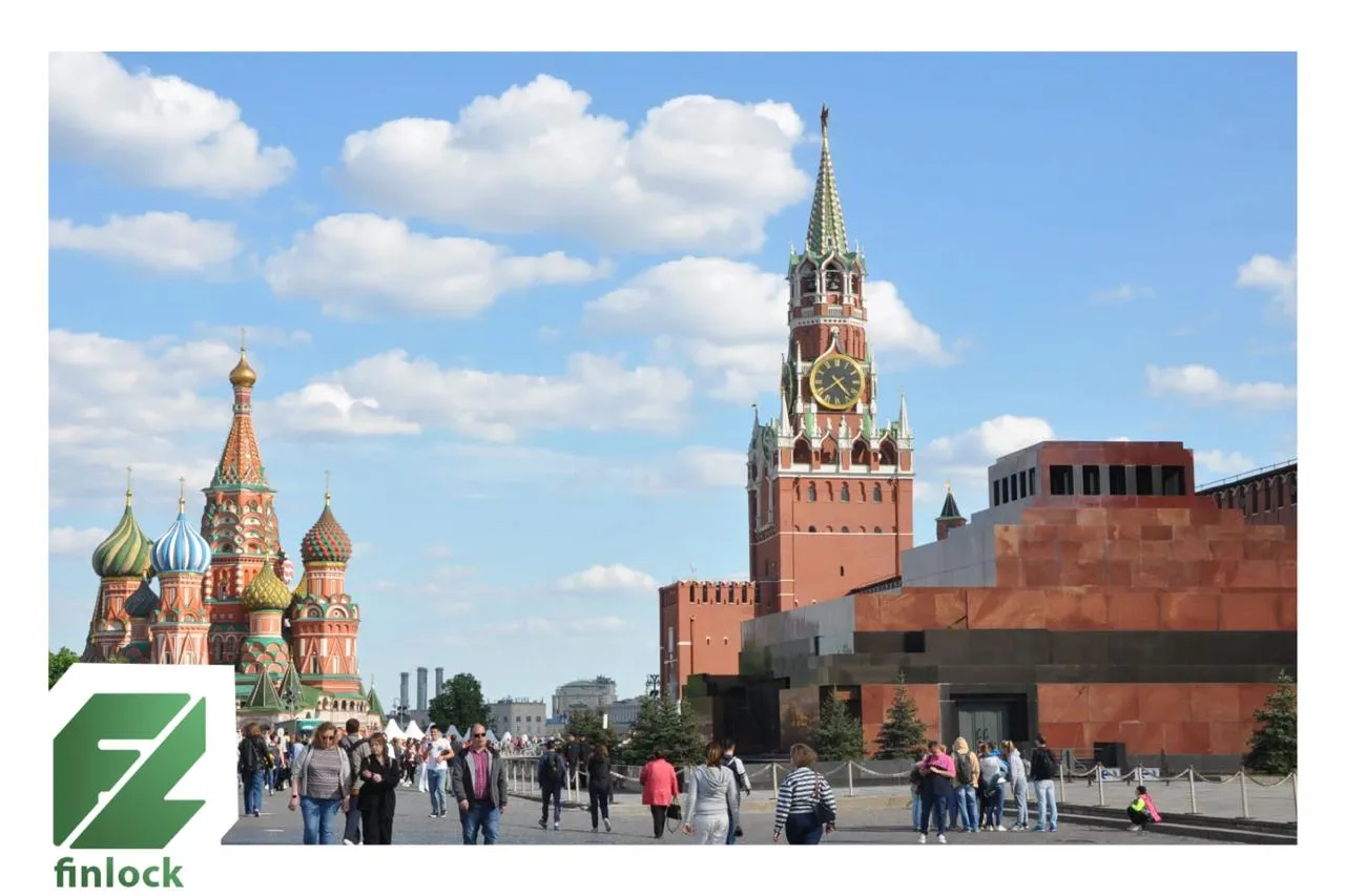 Цены на жилье в Москве достигли почти 900 тыс за кв м и обогнали почти все столицы европейских стран Так квадратный метр квартиры в центре Москвы сейчас стоит в среднем 878 тыс Дороже обойдется покупка только в Стокгольме около 915 тыс за кв м По стоимости российская столица уже почти сравнялась с Прагой 758 тыс при этом остается значительно дороже Берлина 627 тыс Будапешта 452 тыс Варшавы 474 тыс Осло 849 тыс Копенгагена 811 тыс Хельсинки 775 тыс и др Самый большой разрыв среди крупных столиц у Тбилиси около 188 тыс При этом до самых дорогих столиц мира Москве еще далеко Москва все еще дешевле Нью Йорка Лондона Пекина и Шанхая 1 48 млн 1 46 млн 919 тыс соотвественно RTVI finlock