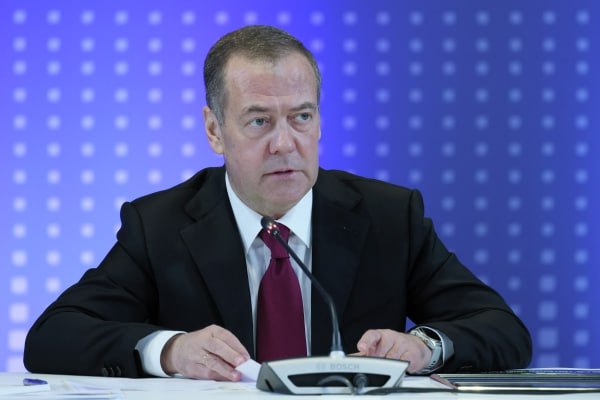 Медведев назвал атаку ВСУ в Херсонской области умышленным убийством мирных жителей Зампредседателя Совбеза России сравнил этот удар с трагедией в Хатыни в 1943 году В новогоднюю ночь в Херсонской области похожим образом умышленно и жестоко убили мирных людей подчеркнул Дмитрий Медведев Он назвал атаку зверством подлостью и цинизмом Словарь нормального человека слишком беден чтобы дать определение действиям этих бандеровских подонков заявил зампред Совета безопасности Подписаться на Говорит Москва Telegram VK MAX