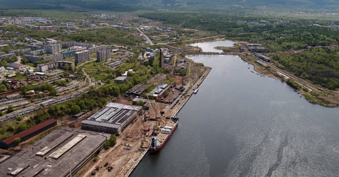 Первую в крае морскую набережную хотят построить в Совгавани В Советской Гавани планируют построить первую в регионе морскую набережную Проект появился после обращения жителей которые предложили развивать туризм и даже выйти с инициативой на федеральный уровень о запуске круизного маршрута Власти согласились и сообщили что подготовка к реализации проекта уже началась Сейчас администрация занимается оформлением земельных участков После этого стартует проектирование а затем и реализация идеи Работы будут вестись в рамках Всероссийского конкурса лучших проектов создания комфортной городской среды В муниципалитете подчеркивают что новая набережная станет важным шагом для повышения привлекательности Советской Гавани для туристов Жители города настаивали не только на создании маршрутов для круизных лайнеров но и на благоустройстве самой территории В числе предложений обновить фасады зданий привести в порядок дороги гостиницы и причалы Часть этих работ уже ведется Власти рассчитывают что при запуске круизного маршрута Советская Гавань сможет принимать туристические суда Сегодня в местном порту насчитывается 17 причалов часть из которых принадлежит частным владельцам а несколько находятся в федеральной собственности Поэтому напрямую распоряжаться ими муниципалитет не может Однако если проект морского круиза от Камчатки до Приморья получит развитие Советская Гавань готова включиться в маршрут Для туристов в районе есть и действующие предложения В частности можно посетить заповедник Ботчинский где проложены маршруты разной протяженности Кроме того краеведческий музей имени Н К Бошняка разработал экскурсионные программы А вдоль побережья Татарского пролива создана этно экологическая тропа Путем Арсеньева где путешествие сопровождается элементами национального фольклора Подписаться на KOMSAGRAM Прислать новость