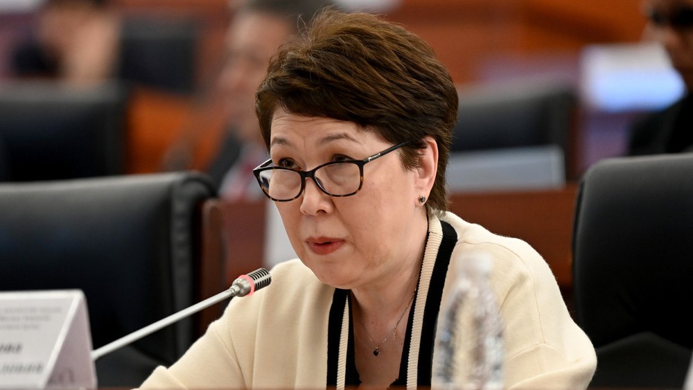 Домашних насильников депутат предложила заключать под стражу до трех месяцев С такой инициативой выступила на заседании парламентского комитета по конституционному законодательству, государственному устройству, судебно-правовым вопросам и регламенту депутат Гуля Кожокулова. Народные избранники обсуждают проект закона Минюста о внесении поправок в Кодекс о правонарушениях и Закон «Об охране и защите от семейного насилия». Документом предлагается продлить срок ареста подозреваемых в семейном насилии с 7 до 14 суток. Кожокулова считает, что нужно увеличить срок содержания под стражей. «Давайте реальные сроки давать, минимум месяц и до трех месяцев. За 15 дней дебошир, насильник даже не успеет протрезветь. Вот тогда меры будут иметь воспитательное значение. Человек должен прийти в себя, а за две недели не придет. Это не решение вопроса. Охранные ордера — это просто бумажки», — сказала она. Первый заместитель министра юстиции Алмазбек Зарылбек уулу ответил, что предложение можно рассмотреть ко второму чтению.