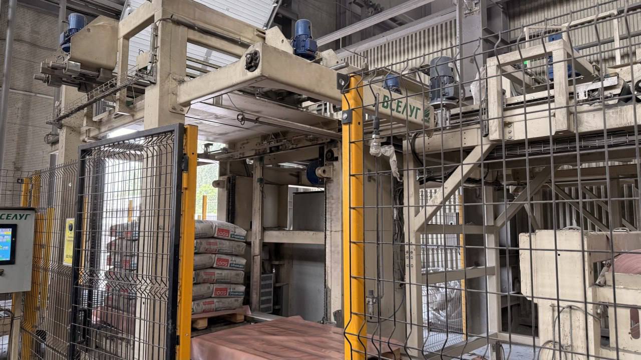 Завод «Кавказцемент» один из крупнейших производителей цемента на юге России, входит в группу «Цемрос» ввел в эксплуатацию современную линию паллетирования отечественного производства. Новая автоматизированная линия значительно ускоряет процесс упаковки цемента, минимизирует погрешности и повышает надежность. Внедрение такого оборудования сокращает зависимость от иностранных решений, что соответствует курсу на технологическую независимость России. Подробно