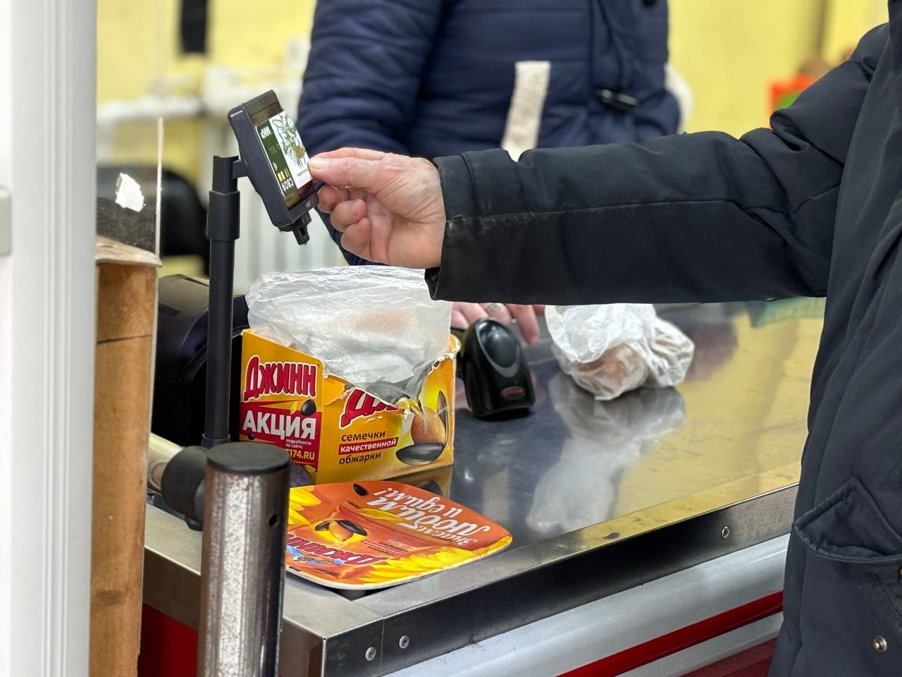 Снять наличные на кассе магазина смогут жители сёл ЕАО Новый закон вступит в силу с 1 января 2026 года Депутаты парламента ЕАО поддержали инициативу главы региона Марии Костюк разрешить гражданам в сельских населенных пунктах при оплате покупок получать наличные на кассах магазинов В сельской местности наличный расчет за товары и услуги по прежнему остается актуальным А вот снять деньги там не всегда просто банкоматов или мало или попросту нет в отдаленных селах При этом сервис по снятию наличных на кассах внедрить было сложно из за особенностей в Налоговом кодексе предприниматели находящиеся на патентной системе не имели права оказывать эти услуги А в селах в основном так и ведут бизнес Сейчас данный запрет снят и регионы получили право действовать самостоятельно Мария Федоровна внесла соответствующий законопроект в Законодательное Собрание мы с коллегами его единогласно поддержали прокомментировал председатель регионального парламента Роман Бойко Напомним что разово на кассе торгового предприятия можно снять от 100 до 5000 рублей и не более 30000 рублей в месяц Max ВK ОK Telegram Прислать новость