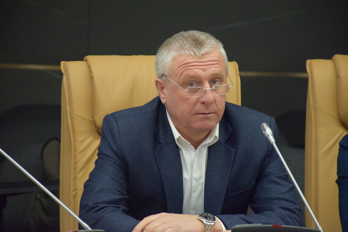 Выгребная яма вместо дома задержан экс глава Новоузенского района и Ситиматика Вот что значит вывозить проблемы Задержан Михаил Андреев экс глава Новоузенского района и бывший директор мусорного регоператора Ситиматик В 2016 году в его районе для детей сирот построили два дома Не дома а насмешка щели в окнах просевшие полы неработающая вентиляция и выгребные ямы вместо канализации Такие условия жизни предлагались 20 сиротам Теперь Андрееву грозит до 10 лет Суд решит отправить ли его под арест Интересно в каких условиях он сам хотел бы жить Читать на сайте саратов саратовскаяобласть