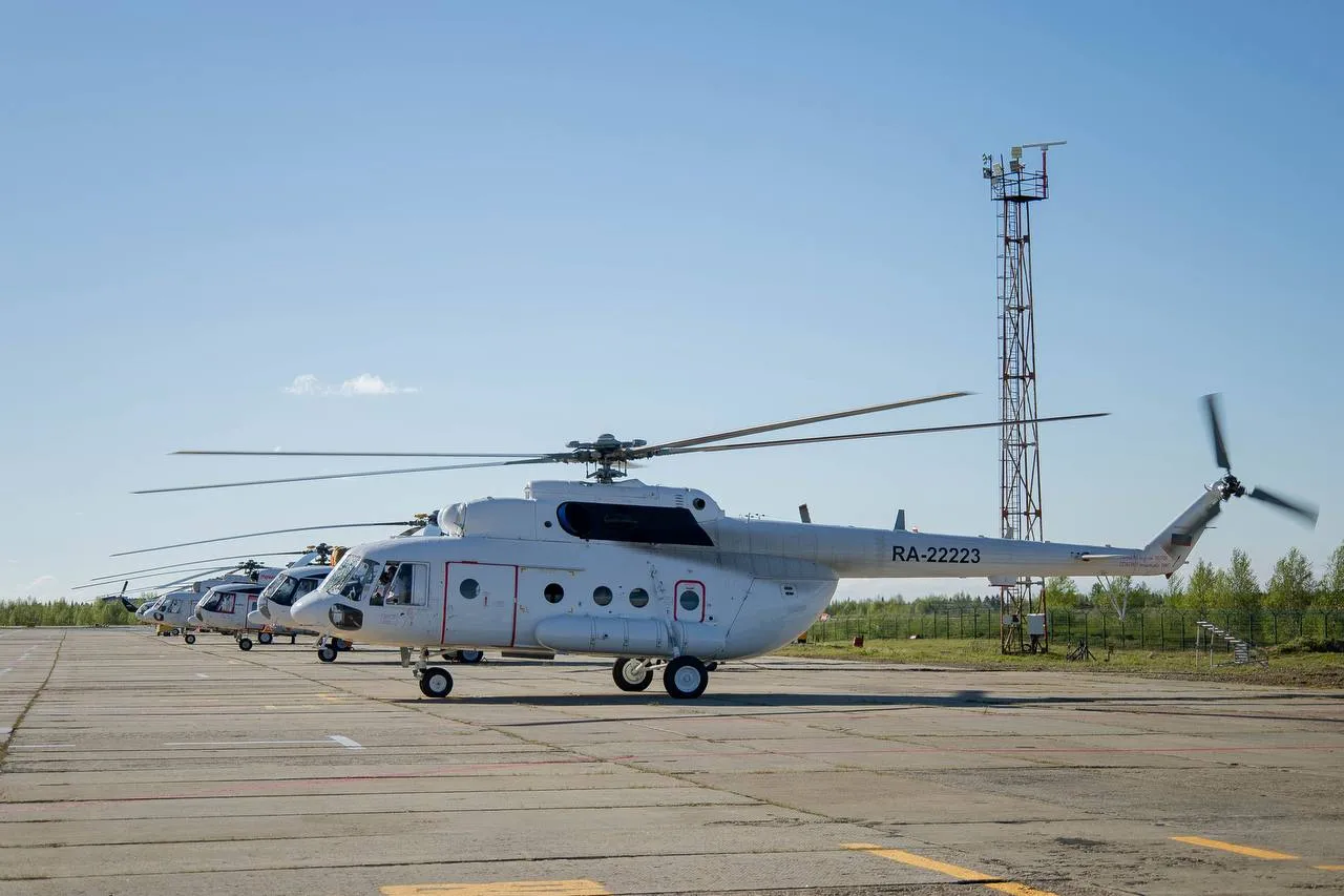 ГТЛК подписала контракт с Вертолетами России на поставку 6 вертолетов ГТЛК группа ВЭБ РФ заключила с холдингом Вертолеты России Госкорпорации Ростех контракт на поставку 6 новых отечественных вертолетов Ми 8МТВ 1 Вертолеты будут произведены и в дальнейшем переданы российским авиакомпаниям в лизинг на льготных условиях в рамках подпрограммы Гражданская авиация и аэронавигационное обслуживание государственной программы Развитие транспортной системы по линии Минтранса России Программа в этой части направлена на обновление и расширение воздушного флота российских авиакомпаний Поставка всех вертолетов ожидается в 2026 году В рамках программы уже поставлено российским авиакомпаниям 2 самолета Сухой Суперджет 100 5 самолетов Л 410 33 вертолета Ми 8 и 3 вертолета Ансат ГТЛК последовательно выполняет функцию института развития в транспортной отрасли В рамках национального проекта Промышленное обеспечение транспортной мобильности компания определена квалифицированным заказчиком авиационной техники и новый контракт с холдингом Вертолеты России прямое подтверждение этой роли Через механизм льготного лизинга мы обеспечиваем спрос на отечественную вертолетную технику содействуем развитию российского машиностроения и создаем условия для повышения транспортной связанности регионов страны прокомментировал генеральный директор ГТЛК Михаил Парнев Для многих регионов России вертолетное сообщение это не просто один из видов транспорта а жизненно важная часть транспортной системы от которой зависят мобильность людей доступность медицинской помощи бесперебойное снабжение и связанность удаленных территорий Поэтому развитие отечественного вертолетного парка имеет для страны стратегическое значение Наша задача последовательно обеспечивать доступность таких перевозок для граждан и регионов а ГТЛК в этой работе выступает одним из ключевых инструментов для достижения национальных целей в сфере транспортной мобильности и технологического развития прокомментировал Министр транспорта Российской Федерации Андрей Никитин Многоцелевые вертолеты Ми 8МТВ 1 обладают уникальными летно техническими и эксплуатационными характеристиками и могут использоваться практически в любых климатических условиях Восьмерки могут выполнять широкий спектр авиационных работ включая перевозку грузов пассажиров санитарную эвакуацию пожаротушение строительно монтажные работы поисково спасательные операции и многие другие что будет способствовать как реализации комплексной программы развития авиаотрасли так и наращиванию авиаперевозок в самых разных регионах страны подчеркнул заместитель Министра промышленности и торговли Российской Федерации Геннадий Абраменков В составе Госкорпорации Ростех мы работаем над обновлением вертолетного парка отечественных авиакомпаний За последние несколько лет холдинг Вертолеты России в рамках контрактов с ГТЛК поставил более 100 воздушных судов это внушительный флот который играет большую роль в развитии территорий нашей страны и повышении транспортной доступности регионов Первый в текущем году контракт на поставку шести Ми 8МТВ 1 открывает новую серию поставок машин в регионы Эти вертолеты станут надежным связующим звеном между крупными городами и отдаленными населенными пунктами отметил генеральный директор холдинга Вертолетов России Николай Колесов Следите за новостями ГТЛК в нашем канале в MAX