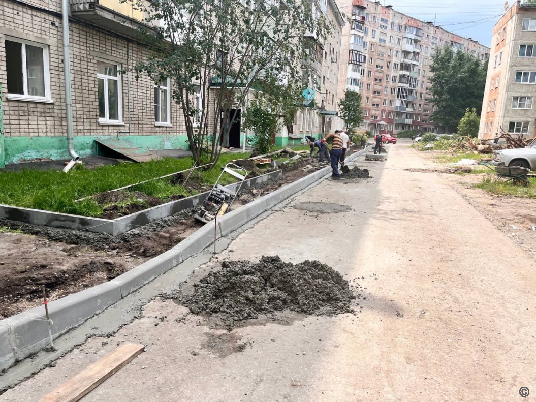 В Барнауле продолжают благоустраивать дворы по нацпроекту  Всего за 2025 год планируется благоустроить 27 дворовых территорий. В Индустриальном районе закончил асфальтировать дворовые проезды по улице Попова, 129 и улице Панфиловцев, 4, к.2. Также здесь установили новые бордюрные камни, подготовили дворовые проезды к асфальтированию и обустроили тротуары.  На данный момент специалисты готовятся к обустройству придомовых территорий по улице 50 лет СССР, 8 и 12. В этом году в рамках национального проекта ремонт проведут во дворах по адресам: улица Энтузиастов, 28, улица Попова, 75 и 129, улица Панфиловцев, 4, к2 и 5, улица 50 лет СССР, 8 и 12, улица Сухэ-Батора, 13.    ТОЛК