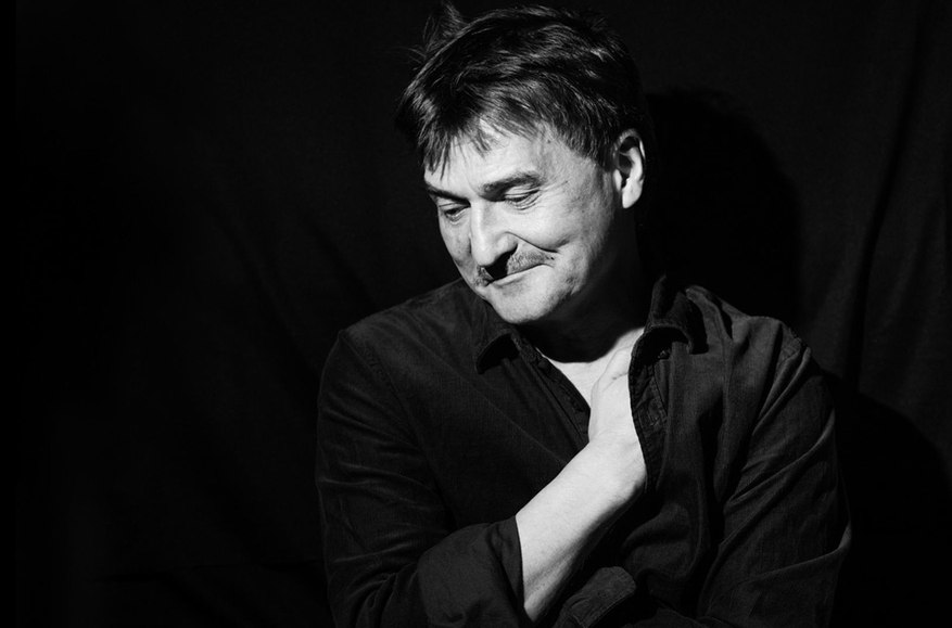 Вечер посвящённый творчеству режиссёра Юрия Бутусова 18 сентября в 19 30 в Медиацентре Новой сцены Александринского театра в цикле Учителя пройдёт вечер посвященный творчеству режиссера Юрия Бутусова В вечере принимают участие режиссёр Андрей Могучий театровед автор книги Юрий Бутусов Балаган на руинах Елена Горфункель театральный педагог Вениамин Фильштинский по видеосвязи артисты работавшие с Бутусовым Александра Большакова Валентин Захаров Дмитрий Лысенков по видеосвязи Лаура Пицхелаури Сергей Перегудов Александр Новиков Будут показаны архивные видео и фотоматериалы фрагменты петербургских спектаклей Мастера Вход на мероприятие свободный по регистрации Проект Учителя это цикл встреч посвященный легендарным отечественный актёрам режиссёрам и театральным деятелям