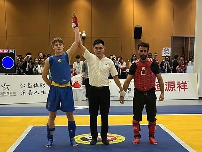 Ростовский боец триумфально выступил на чемпионате по Вин Чун в Китае  В китайском городе Фошане – колыбели боевых искусств – прошел престижный международный турнир IWCC по-традиционному кунг-фу Вин Чун. Соревнования включали четыре дисциплины:   Традиционные комплексы  таолу юнчуньцюань   Интеллектуальный турнир по теории кунг-фу  Май Сон Чжон  специальные упражнения   Комбинированные состязания  Особенно зрелищным стал раздел Вин Чун файтинг, где в весовой категории до 75 кг абсолютным чемпионом стал представитель России – Дмитрий Осьмаков из Ростова. Его победа подчеркивает растущий уровень подготовки российских мастеров традиционных боевых искусств на международной арене.  Турнир IWCC сохраняет аутентичные принципы Вин Чун, сочетая демонстрацию форм, прикладные навыки и философские аспекты этого древнего боевого стиля. Победа россиянина в сердце кунг-фу – Фошане – особенно символична для мирового сообщества боевых искусств.