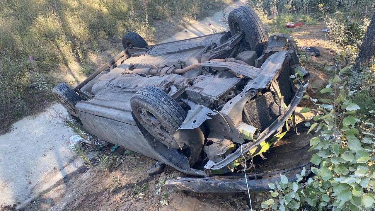 В Енисейском районе края 17-девушка села за руль автомобиля, не имея водительских прав, и попала в аварию. По данным ГАИ, всё произошло 27 июля на 271-м километре трассы «Красноярск – Енисейск – Высокогорский». Девушка не справилась с управлением. Nissan вылетел с дороги в кювет и перевернулся. В результате аварии пострадали трое: сама 17-летняя водительница, её ровесница и 42-летний мужчина. Никто из них не был пристегнут ремнём безопасности. Как выяснилось, подросток взяла машину у своей родственницы без разрешения, чтобы просто покататься. После происшествия сотрудники ГАИ составили на неё несколько административных протоколов. #красноярск