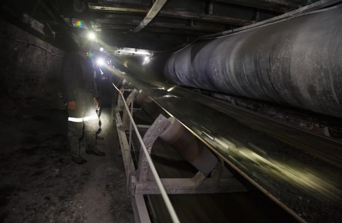 Четыре человека пострадали при ЧП в шахте Садкинская в Ростовской области Детонация произошла в подготовительном забое В региональном правительстве сообщили что сотрудникам шахты была оперативно оказана первая помощь Их эвакуировали на поверхность и госпитализировали Стационарное лечение продолжают три человека четвёртый выписан домой Садкинская работает в штатном режиме Параллельно там ведётся расследование причин и всех обстоятельств произошедшего Возбуждено уголовное дело Подписаться на Говорит Москва Telegram VK MAX