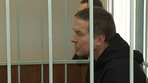 В Иванове прокуратура предъявила в суд иск к бывшему заместителю председателя регионального правительства Сергею Зобнину  Установлено что он используя должностные полномочия помогал строительной компании которой фактически руководил брат его жены получать госконтракты на ремонт объектов здравоохранения образования и культуры При покровительстве Зобнина с 2022 го по 2024 годы таким образом был заключен 21 контракт на общую сумму более 800 млн рублей  В иске прокуратуры заявлено требование обратить эти средства в доход государства На имущество Зобнина и иных заинтересованных лиц наложены обеспечительные меры