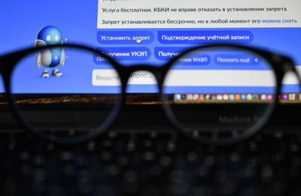 Финэксперт спрогнозировал усложнение механизма ввода самозапрета на кредит  Система не была готова к большому количеству желающих.  Многие пользуются сервисом «из любопытства».  Таким мнением в эфире радиостанции «Говорит Москва» поделился эксперт финансового рынка, кандидат экономических наук Андрей Бархота.  Изначально не ожидали, что будет такое количество желающих ввести самозапрет. Это больше пяти миллионов человек, это колоссальное количество. Вероятно, сейчас будут вносить корректировки в сам механизм. Чтобы подрегулировать темп самозапрета, чтобы он не был таким простым. Потому что многие просто из любопытства, без какой-то надобности его вводят.