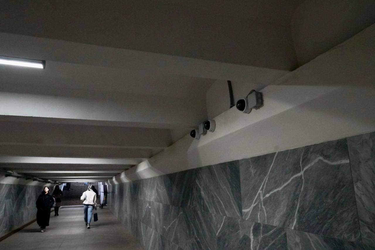 Почти сто камер видеонаблюдения установили в нижегородских подземных переходах Новые камеры появились в подземных переходах около Дворца спорта на площади Лядова со стороны улицы Белинского и со стороны улицы Тимирязева Кроме того устройства установили в наземном переходе на проспекте Гагарина Все камеры уже подключены и работают они передают цветную трансляцию на мониторы охраны Нижегородская Стрелка Z Подпишись