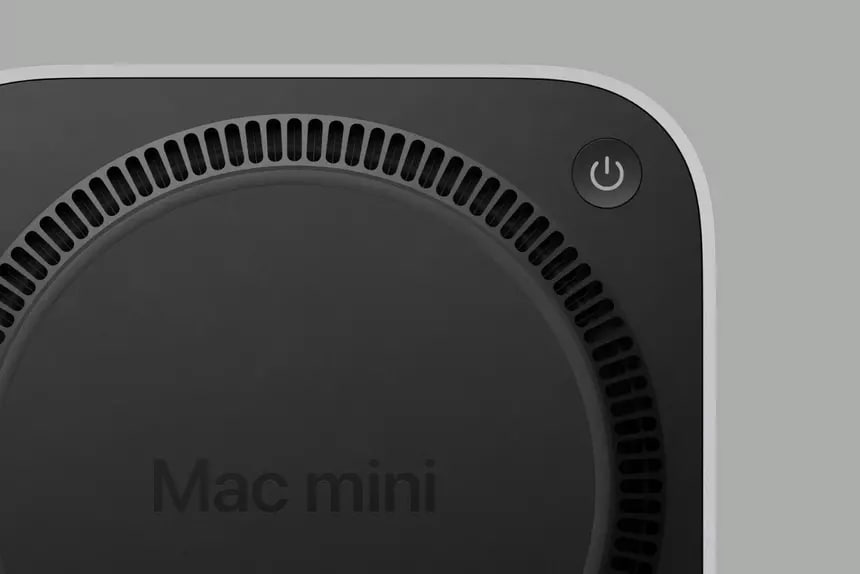 Apple объяснила, почему в Mac mini кнопка включения спрятана на дне  Это решение вызвано необходимостью уменьшить размер устройства, сохранив при этом высокую производительность.  По словам топ-менеджеров Apple — Грега Джосвиака и Джона Тернуса — данное расположение стало единственным возможным в условиях компактного расположения компонентов.  Многие пользователи Mac mini, как правило, не выключают устройство полностью, а предпочитают переводить его в спящий режим.  В этом случае доступ к кнопке включения становится менее значимым. Кроме того, инженеры Apple добились удобного доступа к кнопке на дне: для включения достаточно просто коснуться её пальцем.