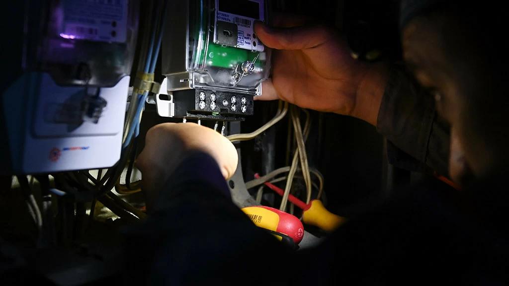 Для электросчетчиков ужесточают требования по локализации Минпромторг может ужесточить требования по локализации для отечественных производителей электросчетчиков Получить баллы за центральный микроконтроллер для счетчика можно будет только в том случае если этот чип будет корпусирован на территории России следует из проекта поправок к постановлению правительства ПП 719 Подписаться niiet Поддержать канал