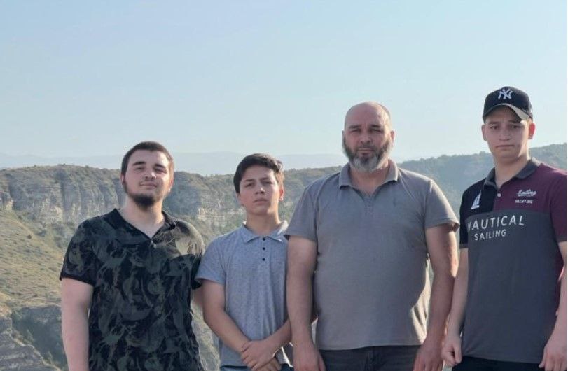 ФБР заплатит 11 000 000 за поимку саратовцев Речь об отце и сыне 47 летнем Тимуре и 23 летнем Амине Стигалах пишут Известия Американцы считают их опасными хакерами Их обвиняют во взломах компьютерных систем Украины и западных стран а также в сотрудничестве с российской разведкой Но сами саратовцы с этим не согласны Амин который сейчас безработный говорит что его навыки ограничиваются базовым пользованием компьютером и он в шоке от обвинений Его отец Тимур известный в прошлом как трейдер и блогер признаёт что имел дело с со слитыми данными но отрицает что был хакером или агентом спецслужб Оба утверждают что стали жертвами большого заказа из за того что своей деятельностью насолили американцам Сейчас они находятся в розыске а за информацию об их поимке ФБР назначило огромную награду Подробности на сайте саратов саратовскаяобласть