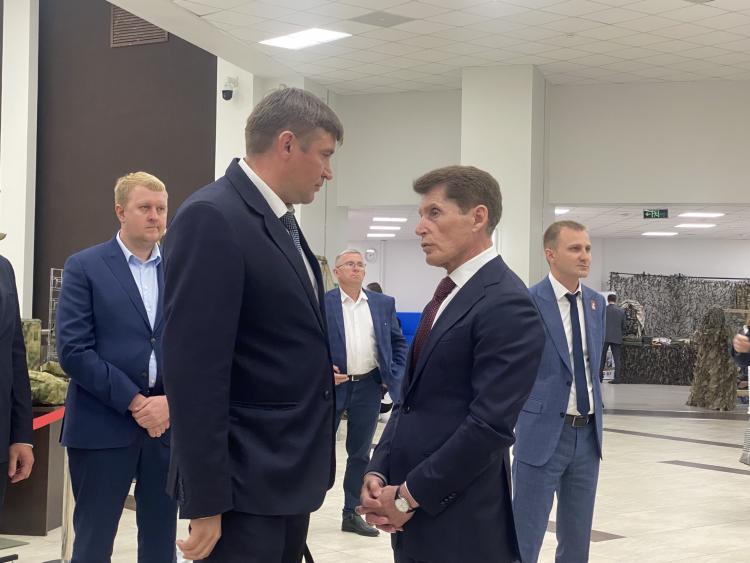 Во Владивостоке проходит научно-практический форум «Народ и армия едины», где губернатор Приморского края Олег Кожемяко сообщил, что около 60 тысяч жителей региона участвуют в специальной военной операции. Глава региона отметил, что почти каждая семья в крае затронута этой темой через своих близких и друзей. На мероприятии были представлены новые разработки для защиты военнослужащих, включая бронежилеты, комбинезоны и маскировочные сети. Кроме того, участники форума обсудили меры поддержки для семей военнослужащих, такие как бесплатное питание, транспортные услуги и образовательные программы. Форум продлится два дня и завершится в Уссурийске, где участники и эксперты продолжат обсуждение мер поддержки ветеранов СВО, вопросов их реабилитации, обучения и трудоустройства. Подробнее читайте в нашем материале.