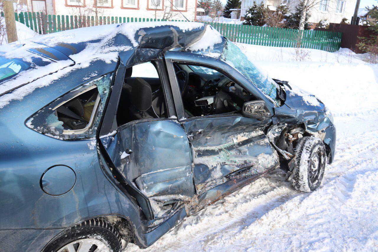 В суд направлено уголовное дело о смертельном ДТП с автобусом Приморской межрайонной прокуратурой утверждено обвинительное заключение по уголовному делу в отношении 39-летнего жителя г.Архангельска, обвиняемого по ч. 3 ст. 264 УК РФ нарушение лицом, управляющим автомобилем, правил дорожного движения, повлекшее по неосторожности смерть человека . Следствием установлено, что 15.03.2025 в утреннее время обвиняемый, двигаясь на автомобиле «Лада Гранта» по ул. Устьянская в п. Уемский Приморского муниципального округа в сторону г. Архангельска в зоне действия дорожного знака «Опасный поворот» избрал скорость, не обеспечившую возможность постоянного контроля за автомобилем. В результате он не справился с управлением, допустил занос и последующий выезд на встречную полосу, где произошло столкновение с автобусом, перевозившим детей из г. Северодвинска в п. Голубино Пинежского муниципального округа на экскурсию. Пассажир автомобиля «Лада Гранта» получила телесные повреждения, повлекшие ее смерть. Пассажиры автобуса не пострадали. Вину в совершении преступления обвиняемый признал, на его имущество в целях обеспечения гражданского иска брата погибшей наложен арест. Санкцией ч. 3 ст. 264 УК РФ предусмотрено наказание в виде лишения свободы на срок до 5 лет. Уголовное дело направлено в Приморский районный суд Архангельской области для рассмотрения по существу.