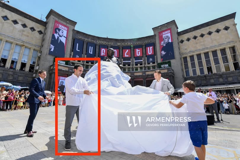 Эдгар Казарян отметил, что т.н. мэр Еревана в рабочее время в несоответствующем протоколу виде открывает памятник национальному достоянию Шарлю Азнавуру. "Пижон и предатель", - заключает экс-посол Армении в Польше.