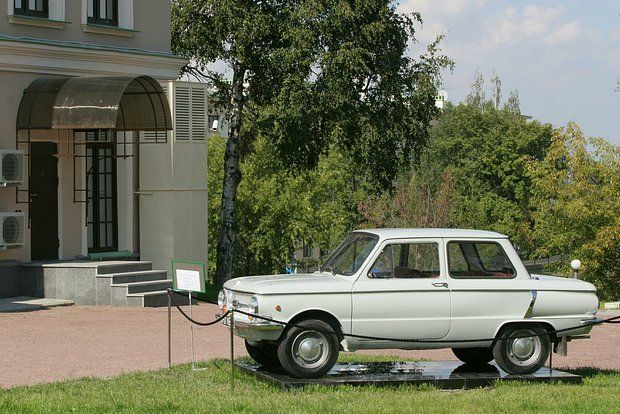 В Запорожской области нужно возобновить производство "Запорожцев" ⁠ В Запорожской области задумали возобновить производство машин марки «Запорожец». Как заявил председатель Законодательного Собрания региона Виктор Емельяненко в интервью ТАСС, у завода АвтоЗАЗ есть такие возможности.  Предприятие находится в подконтрольном Украине городе Запорожье.  "Там новейший конвейер — можно собирать автомобили от легковых до микроавтобусов. Надо все освобождать, забирать", — сказал политик.  Он добавил, что назвать обновленный "Запорожец" можно иначе.  Емельяненко также рассказал, что в Мелитополе производили двигатели для автомобилей. Моторный завод был закрыт, поскольку оказался невыгодным, начали завозить импортные детали.