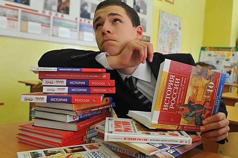 ЕГЭ по истории пока не станет обязательным для абитуриентов гуманитарных и социально экономических вузов По крайне мере в 2026 году этот экзамен будут писать по выбору заявил министр просвещения Сергей Кравцов Ранее идею обязать выпускников сдавать историю поддержал президент Владимир Путин Но прежде необходимо привести в порядок учебные материалы НАШИ НОВОСТИ Крымск ПОДПИСАТЬСЯ