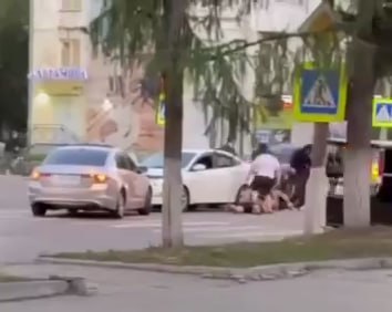 Полицейские в Ангарске выясняет обстоятельства уличной драки   Сотрудники Управления МВД России по Ангарскому городскому округу разбираются в обстоятельствах драки, которая произошла 28 июля около 21:00 на одной из улиц города нефтехимиков. По словам очевидцев, конфликт произошел на проезжей части.  В ходе инцидента пострадал мужчина. С травмами, в том числе переломом носа, множественными ушибами и ссадинами, он обратился в медицинскую организацию. Потерпевший отказался от дальнейшего разбирательства и подал заявление об этом в отдел полиции № 2.  Однако, независимо от позиции заявителя, правоохранители инициировали проведение судебно-медицинской экспертизы, задача которой – точно установить степень тяжести вреда, причиненного здоровью мужчины.  По результатам исследования, лица, причастные к случившемуся, могут быть привлечены к уголовной ответственности.   Полицейские устанавливают участников. все детали и причины произошедшего.