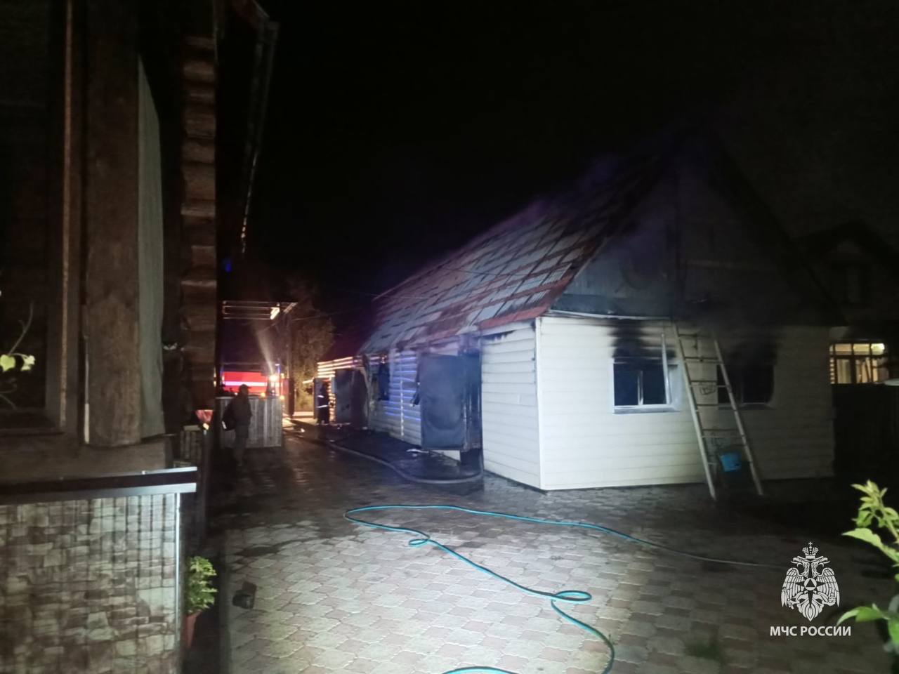 В Стерлитамакском районе пожар унес жизнь мужчины   Сегодня ночью в селе Ермолаевский произошел пожар. Возгорание возникло в хозяйственной постройке на улице Горной.    До прибытия пожарных подразделений 63-летний хозяин постройки самостоятельно эвакуировался. Однако прибывший на место фельдшер скорой медицинской помощи констатировал смерть мужчины.     Огнеборцы МЧС России и Госкомитета РБ по ЧС ликвидировали пожар на площади 70 квадратных метров.    Причины возгорания и обстоятельства происшествия устанавливаются. На месте работает оперативно-следственная группа и дознаватель МЧС России.     Следи за состоянием электро- и газового оборудования;  Не оставляй затопленную печь без внимания;  Отключай электроприборы каждый раз на ночь и уходя из дома.