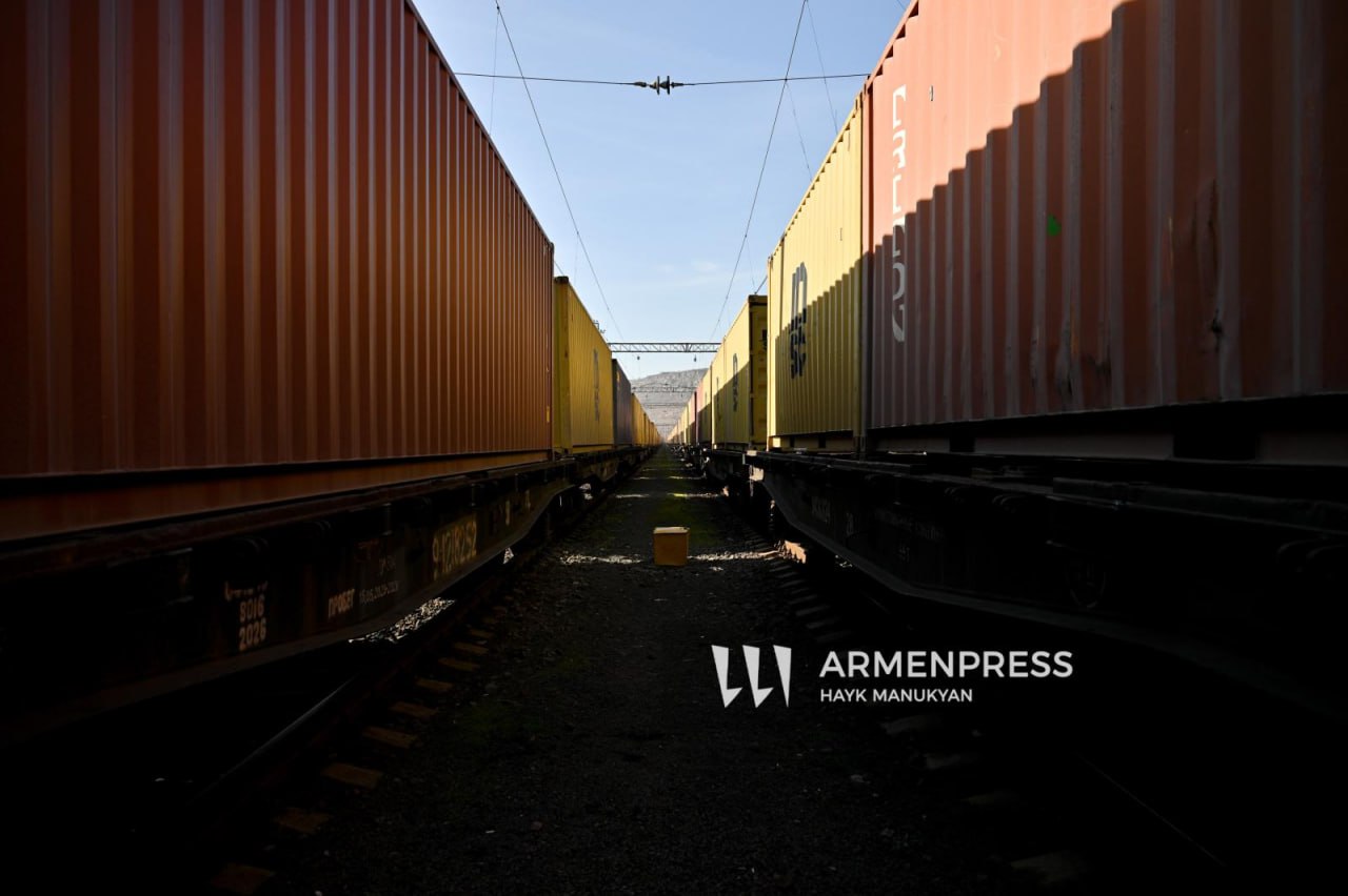 Впервые с 1990 х годов вагоны с пшеницей отправились со станции Гмелинка в Волгоградской области Российской Федерации в Армению через Азербайджан Об этом сообщают российские СМИ со ссылкой на пресс службу Волгоградской железной дороги Первая партия пшеницы состоящая из 7 вагонов уже направляется в Ереван К концу 2025 года планируется отправить по этому маршруту 30 вагонов с 2 тысячами тонн пшеницы 6 ноября 2025 года в Армению через Азербайджан прибыла партия российской пшеницы Около 1000 тонн пшеницы было перевезено из России в Армению по железной дороге через Азербайджан 8 ноября в Армению через Азербайджан прибыла еще одна партия казахстанской пшеницы также весом 1000 тонн Ранее президент Азербайджана Ильхам Алиев объявил что Азербайджан снял все ограничения на транзит товаров через свою территорию в Армению Премьер министр Армении Никол Пашинян приветствовал решение Азербайджана и объявил что Армения в свою очередь сняла все ограничения на перевозку товаров через свою территорию в Азербайджан 6 ноября Министерство транспорта России объявило что к концу января 2026 года экспортирует в Армению еще 132 вагона пшеницы по железной дороге проходящей через Азербайджан