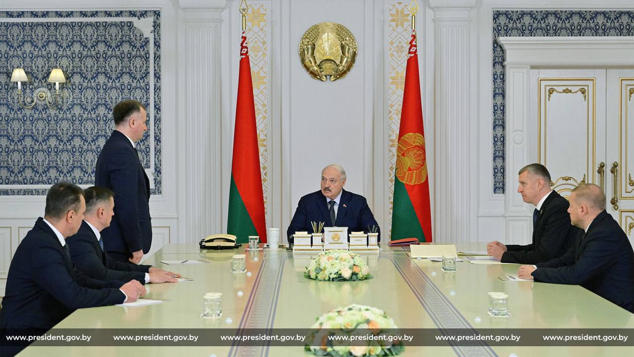 Президент Беларуси Александр Лукашенко 20 ноября принял с докладом Главу Администрации Президента Дмитрия Крутого Одной из тем доклада Дмитрия Крутого стал контроль за ситуацией в сельском хозяйстве В частности речь зашла о необходимости соблюдать условия содержания сельскохозяйственных животных в зимний период Глава государства предупредил что спрос за это будет жестокий У нас все производство под крышей а вот на селе все под открытым небом Поэтому я вчера поручал вам чтобы вы связались со всеми уполномоченными помощниками и губернаторами Спрос будет жестокий просто жестокий Никаких разглагольствований и философии К зиме нужно подготовиться как положено подчеркнул Александр Лукашенко Всегда мы готовились к зимовке скота точно так же как проводили уборочную кампанию Это наиважнейший вопрос В противном случае зачем сеять и убирать если у нас ненормально содержатся сельскохозяйственные животные Поэтому на это надо обратить серьезное внимание