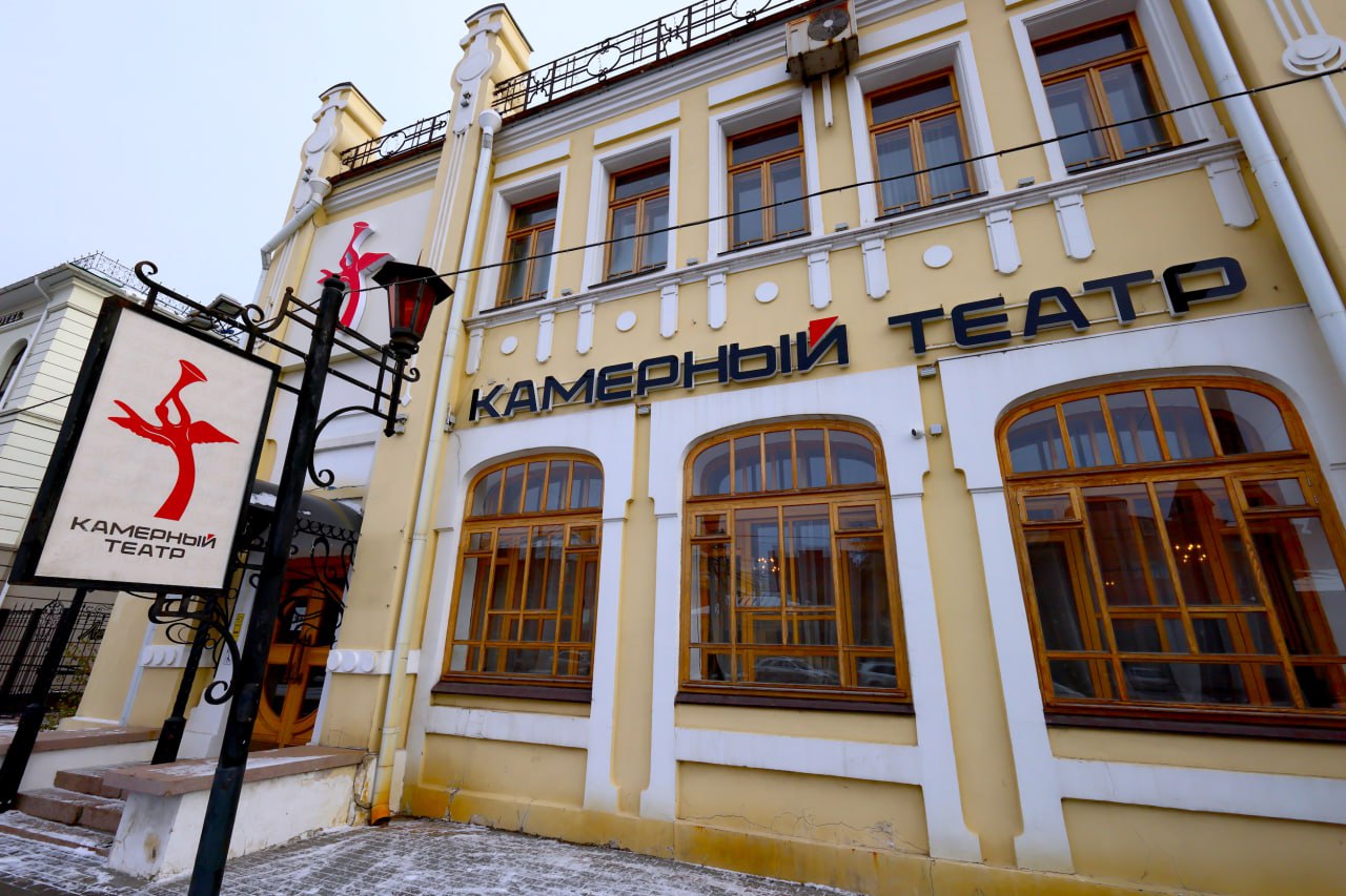 Главный режиссер театра в Челябинске стала почетным гражданином области Главный режиссер Камерного театра Виктория Мещанинова стала почетным гражданином Челябинской области Высокое звание деятелю культуры присвоил губернатор Алексей Текслер Соответствующее постановление опубликовано на портале правовой информации За выдающиеся творческие заслуги и большой личный вклад в развитие театрального искусства региона присвоить звание Почетный гражданин Челябинской области главному режиссеру Челябинского государственного драматического Камерного театра Виктории Мещаниновой говорится в документе Виктория Мещанинова возглавила культурное учреждение как режиссер еще в 1992 году после отъезда его основателей и с тех пор руководит им Подписаться на vecherchel   Голосовать за канал