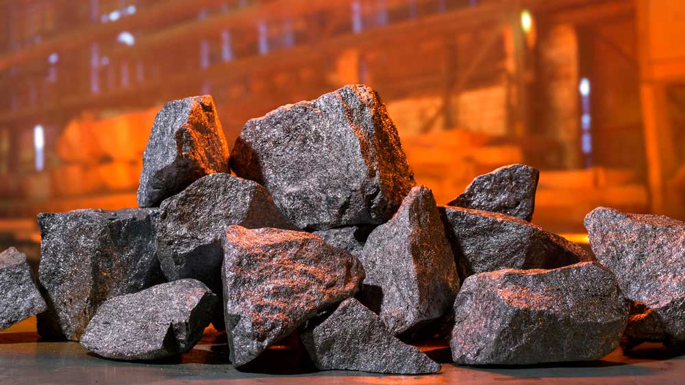 ЕС вводит квоты на импорт ферросплавов ферросплавы ЕС установил квоты на импорт марганец и кремнийсодержащих ферросплавов для защиты производителей от дешёвого импорта Эти меры будут действовать в течение трёх лет и предусматривают квоты для каждой страны на определённый вид ферросплавов Европейская комиссия которая провела расследование заявила что в период с 2019 по 2024 год импорт увеличился на 17 а доля производителей из ЕС на рынке сократилась с 38 до 24 Норвегия на которую приходится значительная доля импорта оспаривает решение ЕС Ваш МеталлургЪ