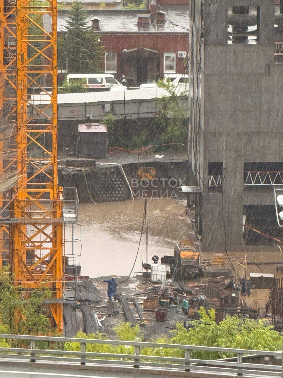 Во Владивостоке утонула «Философия»: стройка ФСК ушла под воду Очевидцы делятся кадрами затопления «Архитектурного шедевра», строящегося на улице Крылова. Весь первый этаж оказался под мутной водой.