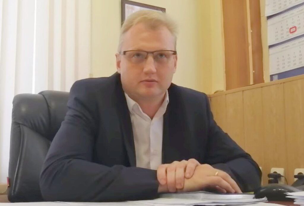 Заместитель главы Смоленска переходит в областное правительство 16 мая в администрации города Смоленска был заключительный день работы заместителя главы города по строительству и архитектуре. Алексей Выдрин переходит на работу в правительство Смоленской области. На данный момент официальных комментариев из Дома Советов нет, однако его отставка напрямую связана с недавним трагическим событием. Как уже сообщалось, во вторник, 13 мая, не стало первого заместителя председателя правительства Смоленской области Алмаза Ахметшина. Переход Выдрина в областное правительство связан с предстоящими кадровыми ротациями в Доме Советов. Алексей Выдрин курировал в администрации города Смоленска градостроительную деятельность. Он непосредственно работал с проектами, которые на территории областного центра курировал Алмаз Ахметшин. Один из последних – строительство дороги к распределительному центру в деревне Подснежники.