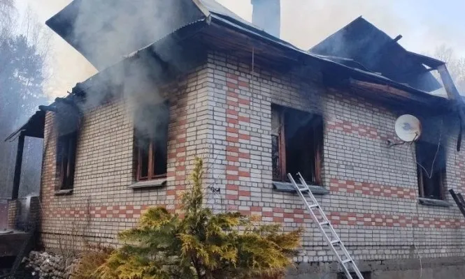 Труп женщины обнаружен при тушении пожара в дачном доме в поселке Сорола Лахденпохского района Пожар произошел 19 апреля сообщение о возгорании поступило в 17 06 На месте работали спасатели из Лахденпохьи При ликвидации огня в доме было найдено тело погибшей Причины пожара устанавливаются Столица в МАКС Прислать новость Реклама