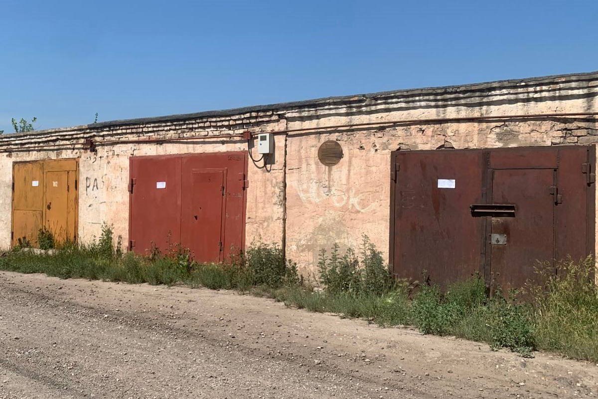 В Железнодорожном районе администрация Красноярска купит 30 гаражей В Железнодорожном районе Красноярска мэрия готовится купить у горожан 30 гаражей которые мешают начать строительство виадука над путями сообщили в мэрии Соответствующее распоряжение об изъятии земли опубликовано на сайте администрации Планируется выкупить у владельцев 20 гаражей расположенных со стороны улицы Красномосковская и еще 10 со стороны Дорожной 27 собственников уже получили уведомления на три бокса не зарегистрированы права В ближайшее время Управление капитального строительства начнет работу по оценке каждого гаража Напомним в этом районе планируется строительство надземного пешеходного перехода через железную дорогу Сейчас на объект разрабатывается проектная документация внешний облик его уже утвержден Переход должен обеспечить пешеходную доступность и безопасность особенно школьников так как рядом находится школа по ул 8 Марта Ее закончили строить в этом году 1 сентября туда пошли дети Newslab