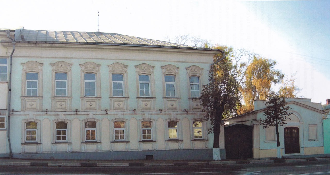 Распоряжением Главного управления культурного наследия Московской области утверждено охранное обязательство собственника объекта культурного наследия регионального значения Усадьба городская п пол XIX в вт пол XIX в расположенного по адресу Московская область городской округ Коломна город Коломна Городская усадьба на центральной городской площади возникла в первой половине XIX века Здание кирпичное двухэтажное с подвалом изначально прямоугольное в плане Главный фасад в семь равномерно расположенных оконных осей выходит на красную линию улицы Октябрьской Революции бывшая Астраханская Здание ориентировано углами по странам света С северо западной дворовой стороны в объеме здания расположен третий этаж антресоли вынесенные в мезонин под двускатной щипцовой крышей Объемно пространственная композиция первоначального здания усложнена пристройкой двухэтажного объема в четыре оконные оси со стороны двора к северо западному фасаду Охранное обязательство устанавливает требования к сохранению содержанию и использованию объекта культурного наследия В нём также указаны сроки проведения и состав работ необходимых для его восстановления и сохранения Охранное обязательство ОКН Мособлнаследие в Телеграм Мособлнаследие в ВК