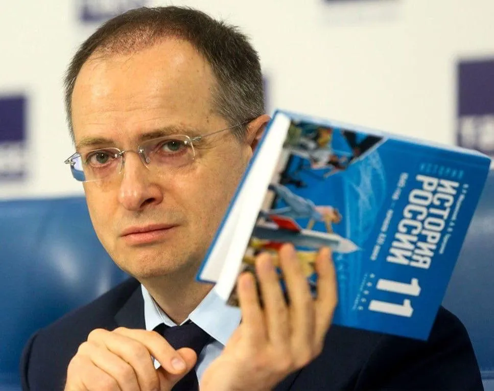 Украинские власти заочно приговорили Владимира Мединского к десяти годам лишения свободы с конфискацией имущества обвинив его в якобы нарушении территориальной целостности Украины Соавтор учебника истории России Анатолий Торкунов также был осужден Учебник в создании которого он участвовал был квалифицирован как инструмент российской пропаганды в новых регионах Владимир Мединский ранее руководил российской делегацией на стамбульских и женевских переговорах с украинской стороной Россия Украина Подписаться на Pravda ru Подписаться на Pravda ru в Макс