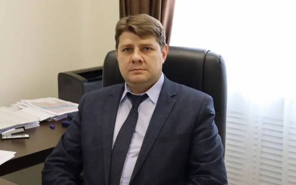 Евгений Скиданов уходит с поста замминистра промышленности и транспорта Воронежской области  Заместитель министра промышленности и транспорта Воронежской области Евгений Скиданов покидает занимаемую должность по собственному желанию. Информацию об отставке подтвердил сам чиновник «Абирегу». Сегодня, 18 июля, для него последний рабочий день в структуре правительства региона.  Причиной ухода, по словам Евгения Скиданова, стало желание сосредоточиться на профессиональной деятельности в энергетическом секторе. Он заявил, что продолжит работу на посту заместителя руководителя филиала ПАО «Россети» – «Воронежэнерго».  «Ухожу, чтобы заниматься только этим делом», – отметил Скиданов.  Напомним, пост замминистра промышленности и транспорта Воронежской области господин Скиданов занял в мае 2024 года. До этого он покинул воронежское Министерство ЖКХ и энергетики, якобы не сработавшись с министром Евгением Бажановым. Ранее чиновник был в ведомстве «правой рукой» бывшего главного «коммунальщика» региона Максима Зацепина.   Евгений Скиданов родился 5 июля 1982 года. Окончил химический факультет Воронежской государственной технологической академии  ныне ВГУИТ  и факультет промышленного и гражданского строительства ВГАСУ  ВГТУ . С 2009 года работает в сфере энергетики, в том числе с февраля 2016 года в Воронежской горэлектросети.