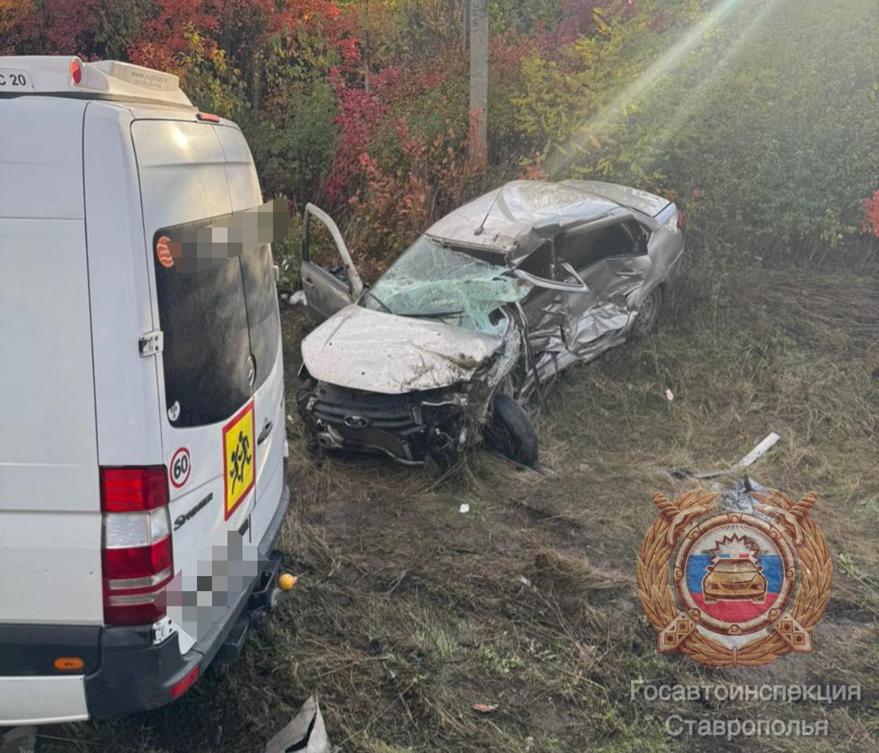 В Минераловодском округе в ДТП погиб водитель и пострадали дети По предварительным данным сегодня примерно в 14 часов 50 минут на 334 километре федеральной автодороги Кавказ 40 летний водитель автомобиля Лада Гранта допустил наезд на тросовое ограждение после чего произошло столкновение с пассажирским микроавтобусом Мерседес  В результате автоаварии на месте скончался водитель отечественной легковушки его стаж вождения составляет 17 лет Установлено что на момент автоаварии в автобусе находилось 18 детей которые направлялись из села Крымгереевского Андроповского округа в сторону города Лермонтова Четверо несовершеннолетних направлены в медицинское учреждение Точное количество пострадавших в настоящее время устанавливается На месте работают сотрудники Госавтоинспекции и следственно оперативная группа Детальные обстоятельства происшествия выясняются По материалам Госавтоинспекции края